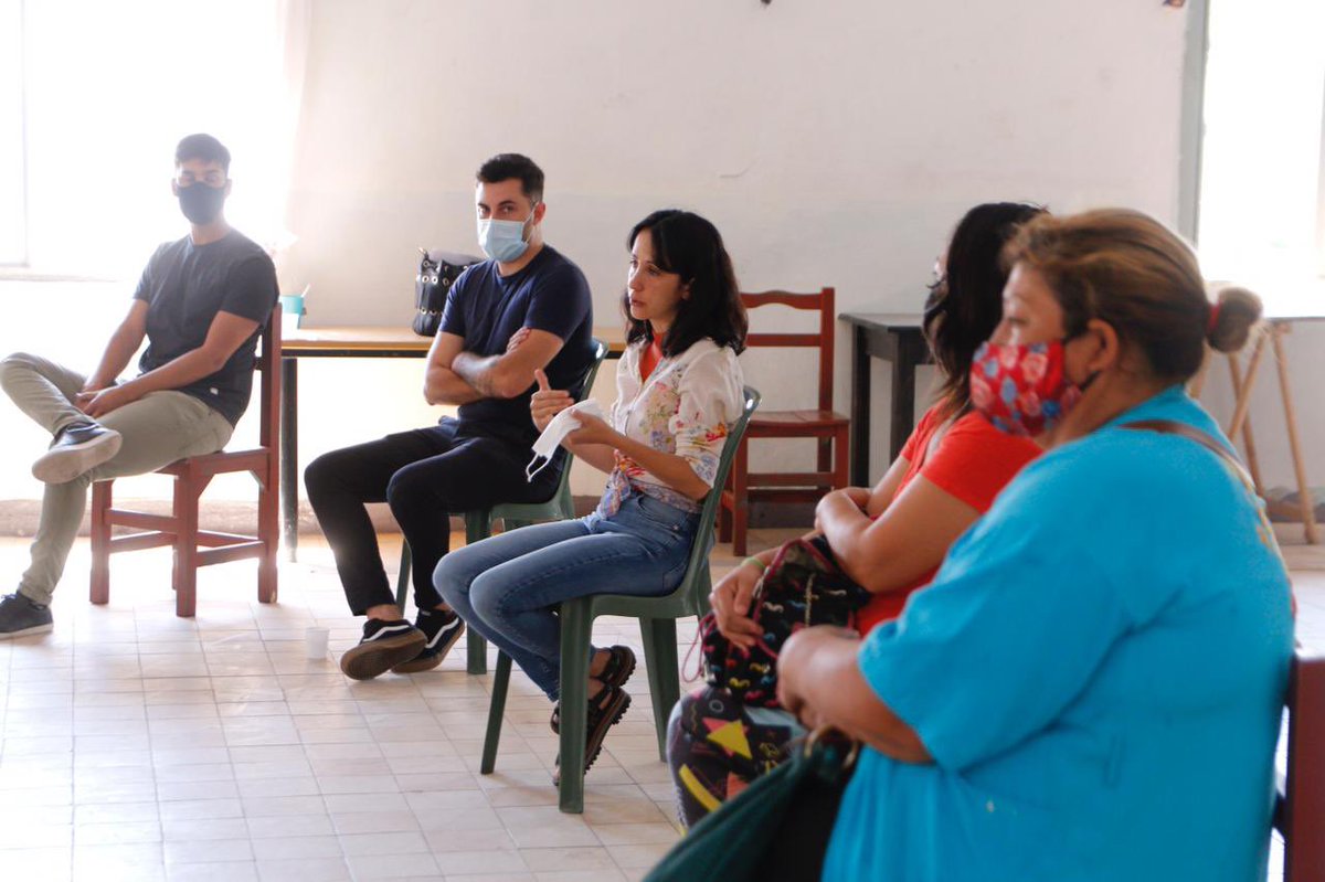CrisSilvestri98's tweet photo. Hoy junto a @Lulyfil y las referentes de Merenderos y Comedores nos reunimos para profundizar el acompañamiento del estado municipal, porque creemos que hay que empezar por ellas para llegar a todos. https://t.co/5m27dfepld