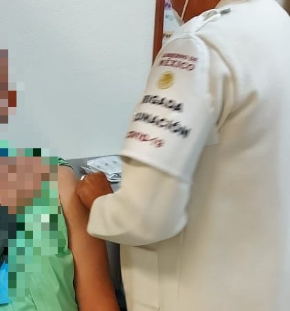 "Fue una gran alegría saber que llegaron las vacunas. Pero también hubo mucha nostalgia por recordar a los compañeros, que murieron con la esperanza de que llegara éste día para vacunarse" #Covid_19mx #Mexico #heroesporsiempre