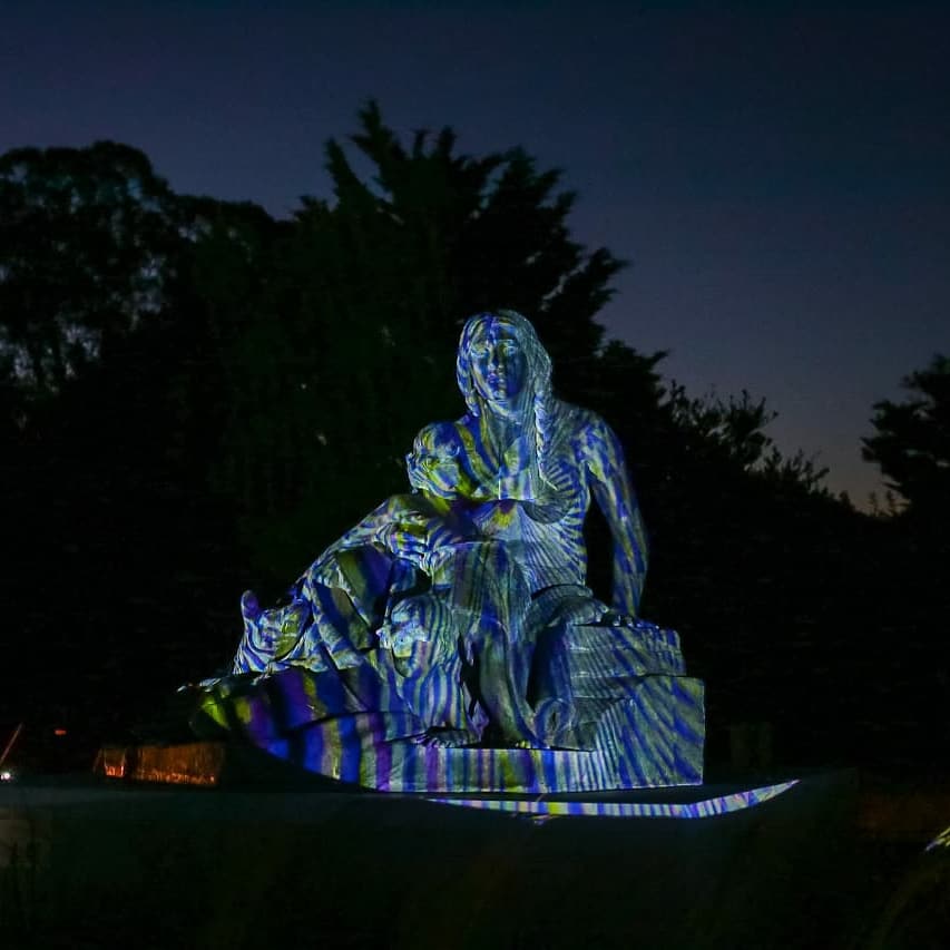 martinyeza's tweet photo. Así se ve el mapping sobre las esculturas del parque escultórico de Pinamar en el marco de Pic nic bajo las estrellas ❤ https://t.co/TpRkkV0XDk