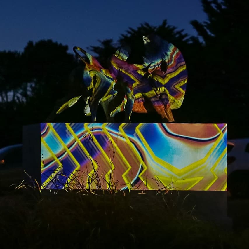 martinyeza's tweet photo. Así se ve el mapping sobre las esculturas del parque escultórico de Pinamar en el marco de Pic nic bajo las estrellas ❤ https://t.co/TpRkkV0XDk