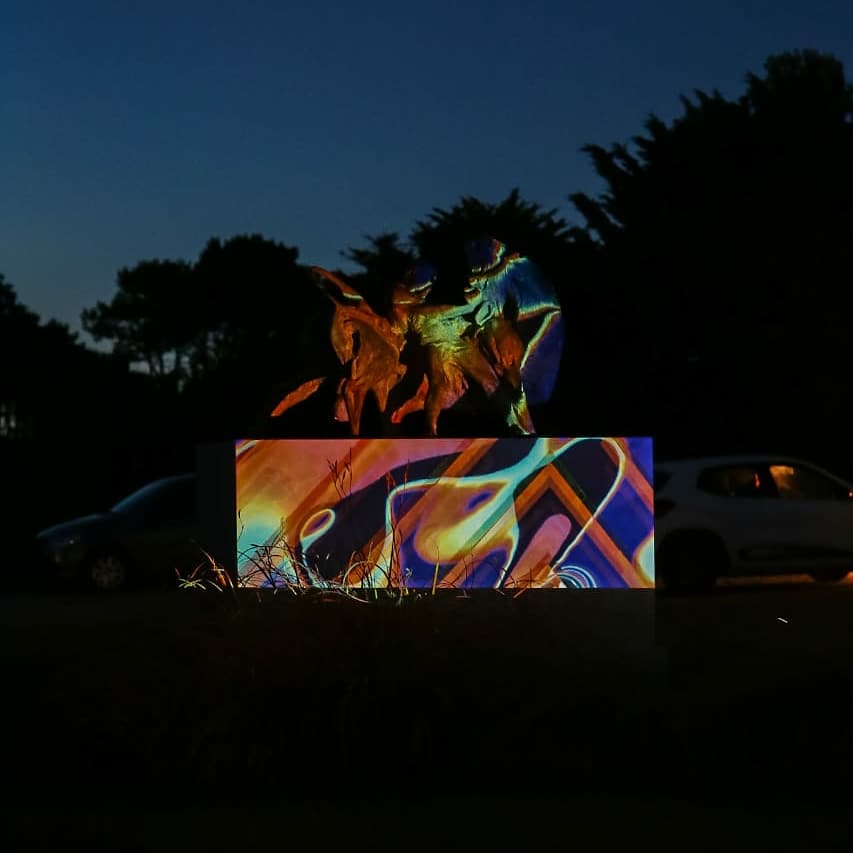martinyeza's tweet photo. Así se ve el mapping sobre las esculturas del parque escultórico de Pinamar en el marco de Pic nic bajo las estrellas ❤ https://t.co/TpRkkV0XDk