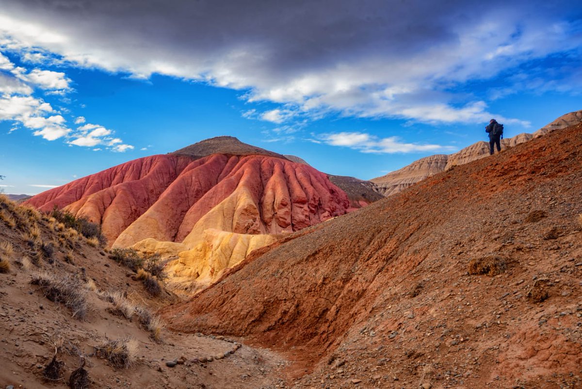 soniarutera's tweet photo. Si mirás raído pensás que es el norte argentino, no? pero estamos hablando de Patagonia, #TierradeColores en @SantaCruzTur con Federico Djeorjian de chelencotours desde @losantiguostur nos cuenta los secretos de  un viaje imperdible aca en @sentiargentina x @RadioDelPlata https://t.co/M953WCJSPi