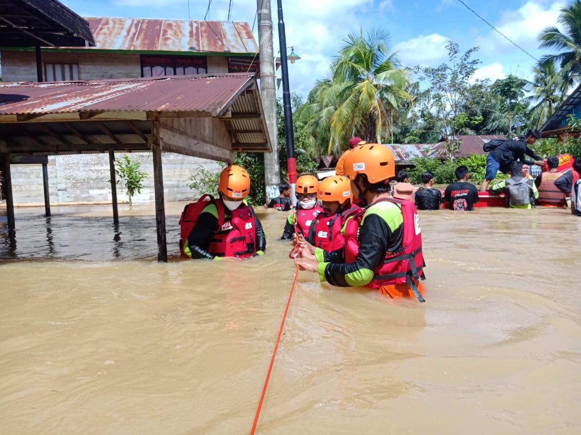 armyteamkalsel's tweet photo. Yang lagi tidur enak ya tidurnya, juga masih bisa makan enak. Bagaimana kabarnya rumah yang isinya sudah digenangi air, apa nyenyak tidur kalian? https://t.co/e7BWToh6wQ