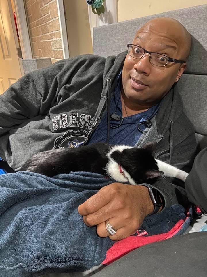 williamperrymd's tweet photo. Me and one of the cats! https://t.co/vfh5ecJzMW