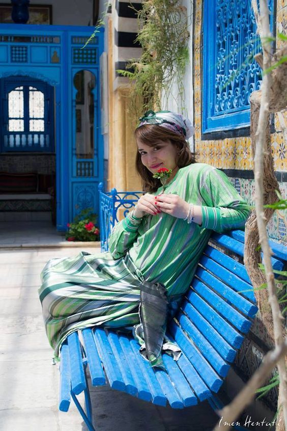 Female traditional clothes:There are hundreds of different clothing styles in Tunisia, but in the city of Tunis, some of these styles are the "Keswa", "Fouta w Blouza" and "Marsawi" (and more).In KSA, women indoors wear beautiful dresses/abayas with colorful tribal motifs.