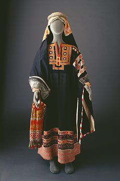 Female traditional clothes:There are hundreds of different clothing styles in Tunisia, but in the city of Tunis, some of these styles are the "Keswa", "Fouta w Blouza" and "Marsawi" (and more).In KSA, women indoors wear beautiful dresses/abayas with colorful tribal motifs.