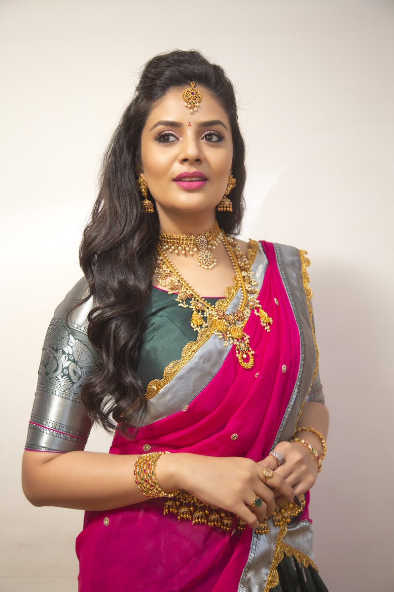 MukhiSree's tweet image. Sankranthi Shubhakankshalu ❤️😍☺️

Tune into “Sankranthi Sambaralu” at 9am on @ZeeTVTelugu ☺️

#Sankranthi2021 #sankranthisambaralu #sreemukhi