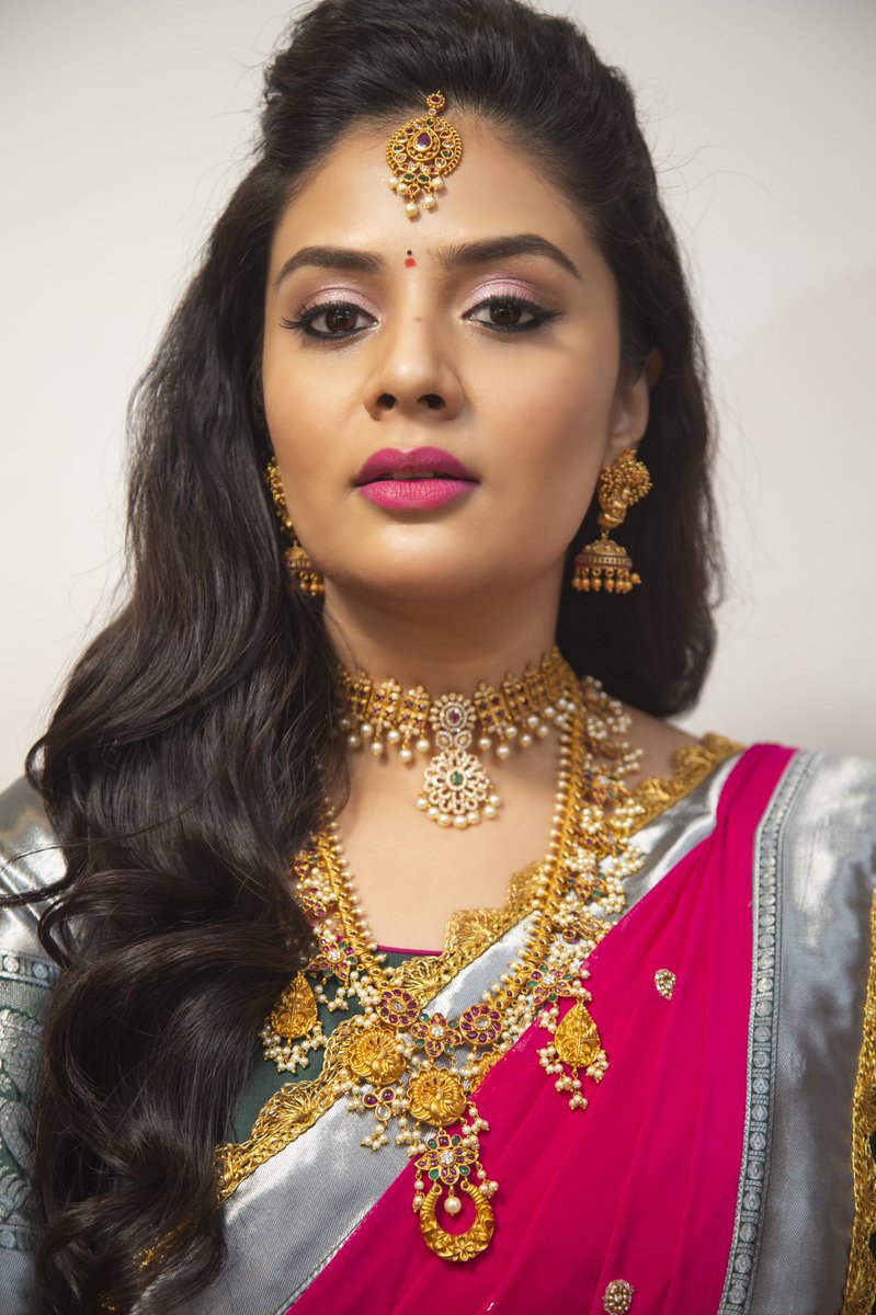 MukhiSree's tweet image. Sankranthi Shubhakankshalu ❤️😍☺️

Tune into “Sankranthi Sambaralu” at 9am on @ZeeTVTelugu ☺️

#Sankranthi2021 #sankranthisambaralu #sreemukhi