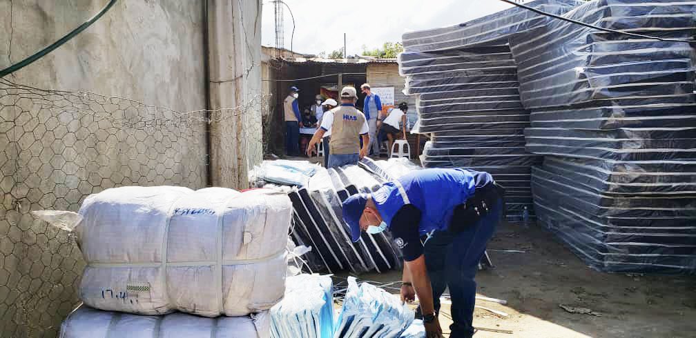 ACNUR_Venezuela's tweet photo. ACNUR, en coordinación con la Alcaldía del municipio Bolívar, @HIASrefugees y @vihsidamerida, entregó kits de hábitat, mosquiteros, bidones y artículos de higiene personal 🧼🧴a 380 familias afectadas por las ⛈️ en las comunidades Mi Pequeña Barinas y La Libertad, #Táchira. https://t.co/QNlo6Gwy6z