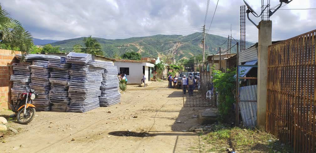 ACNUR_Venezuela's tweet photo. ACNUR, en coordinación con la Alcaldía del municipio Bolívar, @HIASrefugees y @vihsidamerida, entregó kits de hábitat, mosquiteros, bidones y artículos de higiene personal 🧼🧴a 380 familias afectadas por las ⛈️ en las comunidades Mi Pequeña Barinas y La Libertad, #Táchira. https://t.co/QNlo6Gwy6z