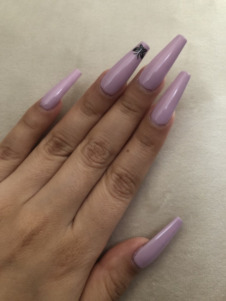 iamADRIxo's tweet photo. A weeks growth 💜
I keep forgetting to take photos of my own nails. 
#ynacrylicsystem #ynacrylicnails #ynhardgel #ynsynergygel #yntips #ynproducts #fullcoveragetips #januarynails #nailstickers #nailart #simplenails #longnails #nailsbyadriii https://t.co/KAoWxcU9xl