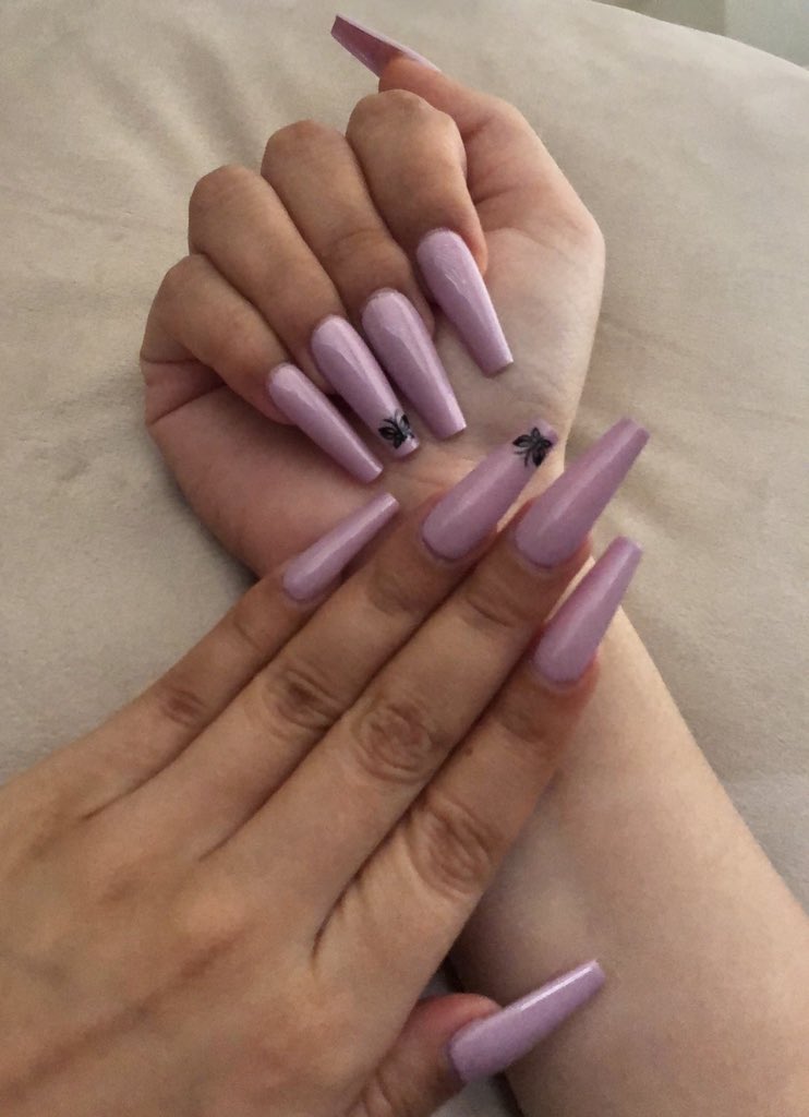 iamADRIxo's tweet photo. A weeks growth 💜
I keep forgetting to take photos of my own nails. 
#ynacrylicsystem #ynacrylicnails #ynhardgel #ynsynergygel #yntips #ynproducts #fullcoveragetips #januarynails #nailstickers #nailart #simplenails #longnails #nailsbyadriii https://t.co/KAoWxcU9xl