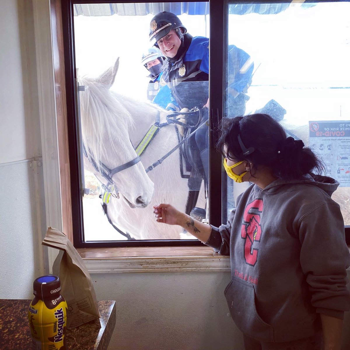 lexkypolice's tweet photo. Even on horseback, cops still love donuts! 

#facts #lexingtonky https://t.co/ueF9JNaUrP