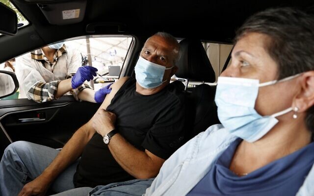 El primer análisis interno del Gobierno de #Isarel 🇮🇱,  que ya vacunó al 2️⃣3️⃣%‼️ de su población, mostró que 14 días después de administrada la 1° dosis de la #vacuna de <a href="/pfizer/">Pfizer Inc.</a>, los nuevos contagios cayeron 50%. 
Así vacunan a su población 👇🏻