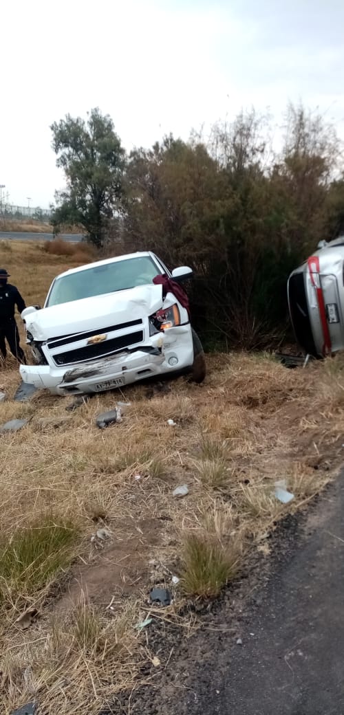 Extreme precaución, accidente en km 7+900 dirección Texcoco, alcance entre dos vehículos, afectado carril de alta