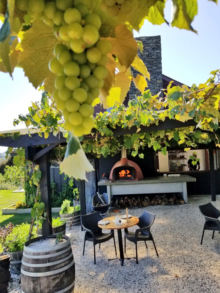amylieberfarb's tweet image. Omata Estate &amp;amp; Kitchen ~ Russell, New Zealand. Such a cozy, inviting space to relax with a glass of wine &amp;amp; enjoy a meal. Oven is fired up in the Bay of Islands. Visit Soon! @nzwine #nzwine #wine #WineWednesday #nzwineweek
