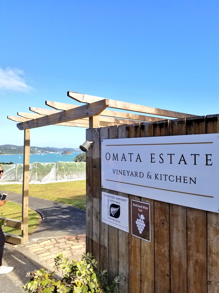 amylieberfarb's tweet image. Omata Estate &amp;amp; Kitchen ~ Russell, New Zealand. Such a cozy, inviting space to relax with a glass of wine &amp;amp; enjoy a meal. Oven is fired up in the Bay of Islands. Visit Soon! @nzwine #nzwine #wine #WineWednesday #nzwineweek