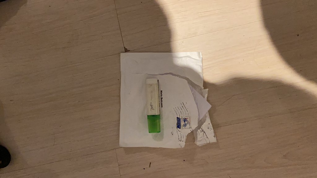 Niels1901's tweet photo. @bpost_nl bedankt om mijn pakketje af te leveren jammer dat jullie dit niet afleveren door aan te bellen of in de brievenbus steken toch niet volledig.  want het pakketje is verdwenen maar de factuur is nog aanwezig 😉 https://t.co/Z9f3fKpYyz