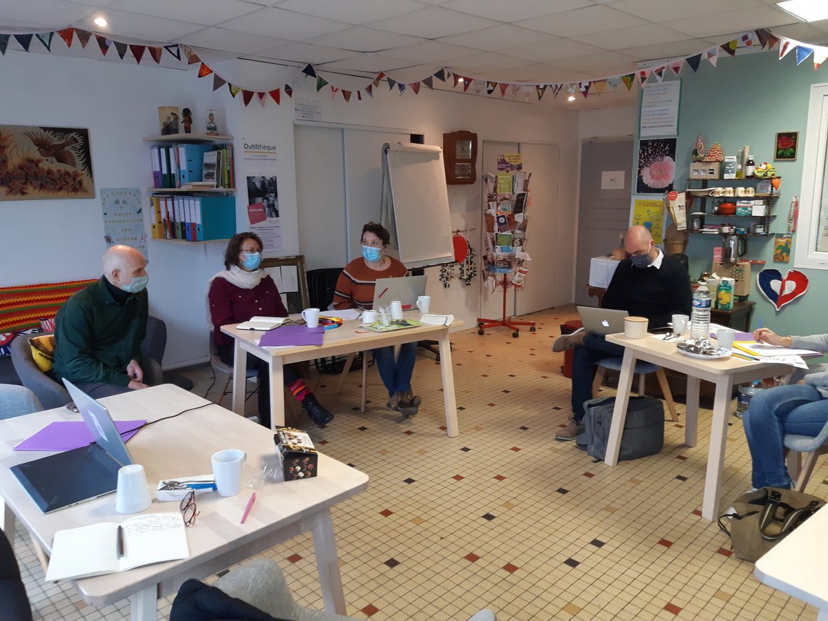 agenda21gironde's tweet photo. Aujourd'hui rencontre du groupe moteur du #LaboMobile "Osons les derniers jours heureux" en Sud-Gironde. Concevoir un projet territorial du bien vivre ensemble jusqu'au bout. 100% liberté de choix  #radicalité #coresponsabilite #dignité #creativite #Transformer #innovation https://t.co/WPAaCeV8xd
