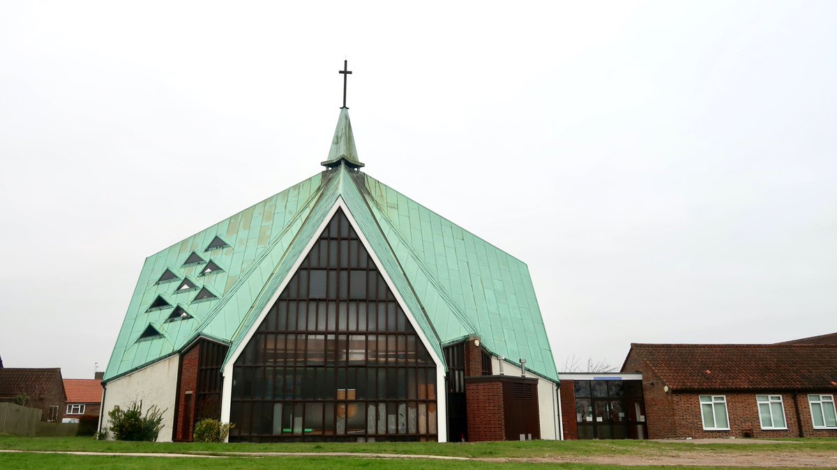 The theme for Sunday's lockdown walk was the 20th century churches of St Pauls Cray / Orpington. Here's the spectacular Church of St Barnabas designed by E.F. Starling and built in 1962-64 (THREAD 1 of 6)