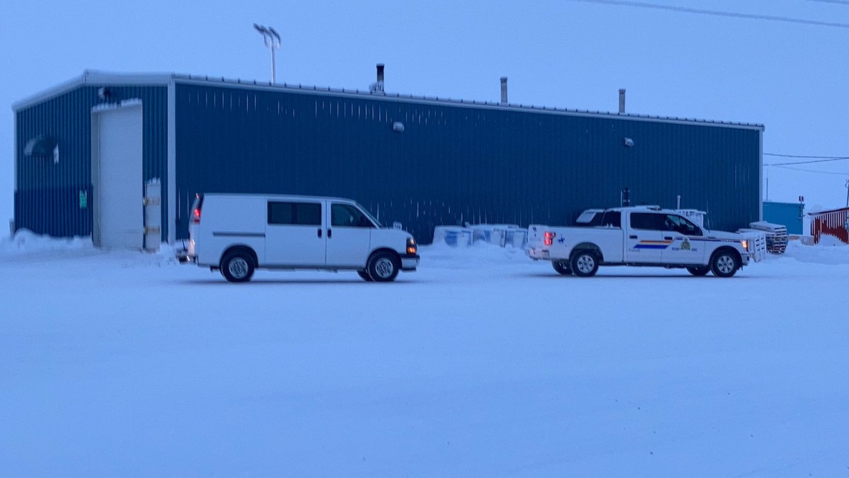 main_john's tweet photo. Welcome to #Arviat for a very special visitor, the #Moderna #COVID19 #vaccine . Fire Department and RCMP on hand to escort to town; clinic starting tomorrow! #StrongerTogether #nunavut #VaccinesWork https://t.co/jnFO5ot6E3