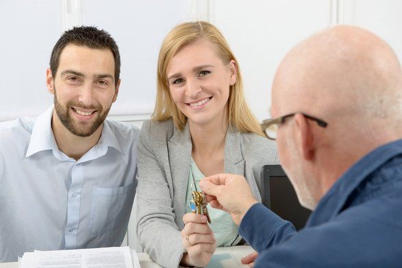 KimCloses's tweet photo. Do you know the difference between real estate agents, brokers, and realtors? These positions have different responsibilities and duties! I wanted to share some great examples of what to expect when working with either one of them.  via :  https https://t.co/MLMf1uOXFL https://t.co/sWKcvyUflz