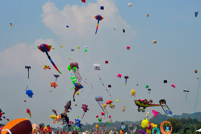 Uttarayan in  #GujaratGujaratis believe Uttarayan marks the day when winter begins to turn into summer. It is the sign for farmers that the sun is back and that harvest season is approaching which is called Mahasankranti.