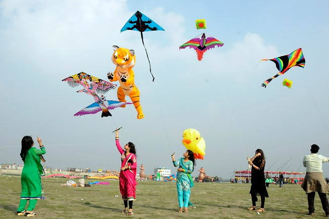Traditionally, it was believed that winter brought in a lot of germs and caused illness and flu. Thus, a huge number of people would turn up during Makar Sankranti & in the following months to bask in the morning sun, hoping to get rid of bacteria & also fly kites in the process.