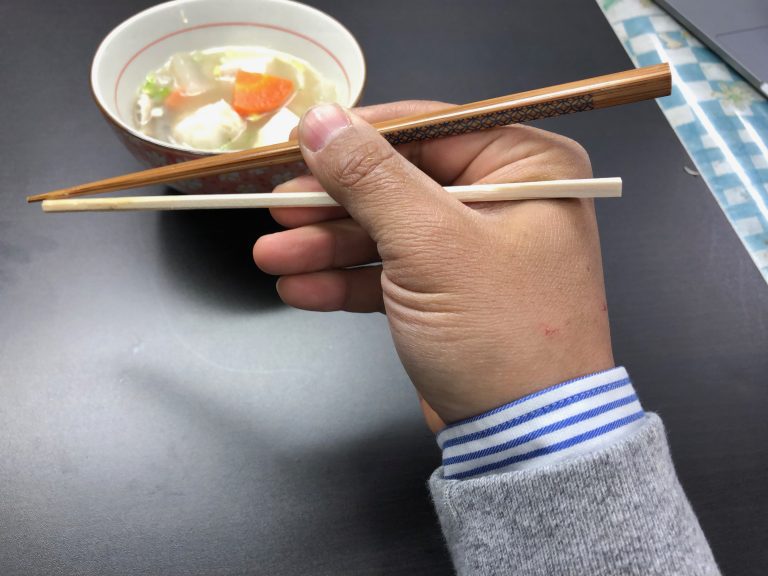 32. Chigaibashi 違い箸 ("mismatched chopsticks")Don't use mismatched chopsticks.In particular, never use two chopsticks where one is made out of wood and one made out of bamboo, because one bamboo chopstick and one wood chopstick are used to pick up remains after cremation.