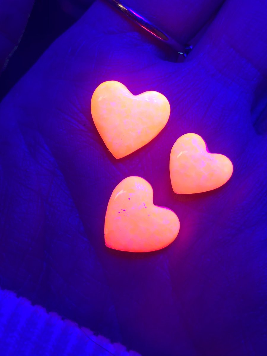 UV-reactive opal hearts 😋💫