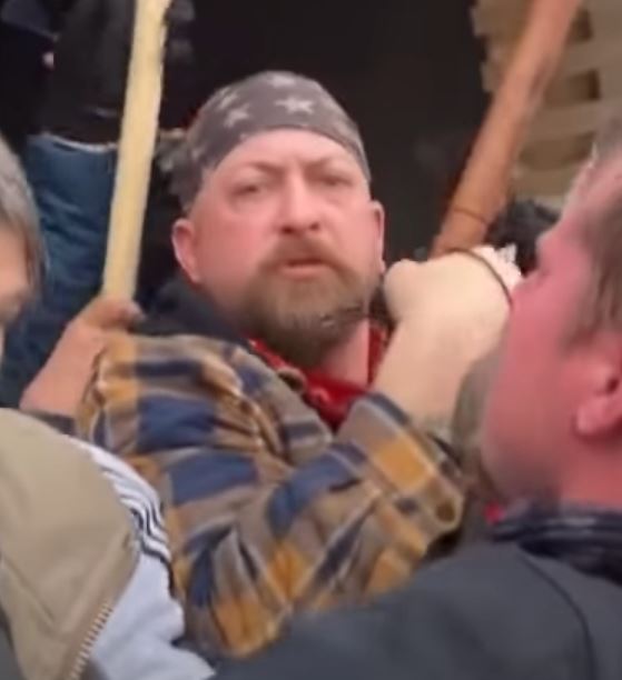 CAlgunos's tweet photo. I observed this arm spraying the police: https://t.co/VwouwK6yTD

I kept that flannel in the back of my mind. Later, I noticed this: https://t.co/hZffhinFVP

and later still, this: https://t.co/Iy5fqL4lUm

Notice black chord around right wrist/hand in 2 pics.

#ImpeachmentDay https://t.co/IEEH69bW3Z