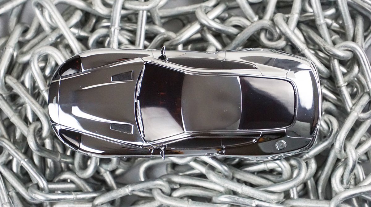 oesselser's tweet photo. Wenn die Ketten brechen – ein Masterpiece von @CarreraRennbahn . Wie findet ihr den Aston Martin V12 Vanquish ... Vanquish vanish? 

#OesselserChampionship #Carrera #Slotcar #Slotcars #Slotracing #Tuning #Motorsport #Auto #Racing #Instacar #Miniatur #Scalextric #Modelauto #Drift https://t.co/FME8ry5ded