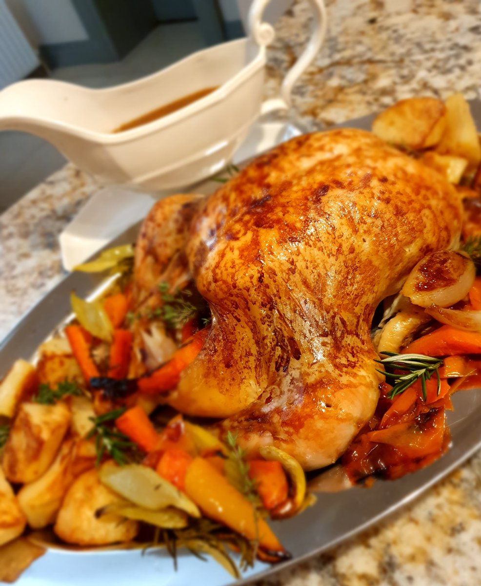 broightergold's tweet photo. Mid week roast. No complaints here about food shortage when you eat from local farmers and whats around you!
#localchicken #localveg #localpotatoes #supportinglocalproducers #tastecauseway https://t.co/OOeLelO6Kx