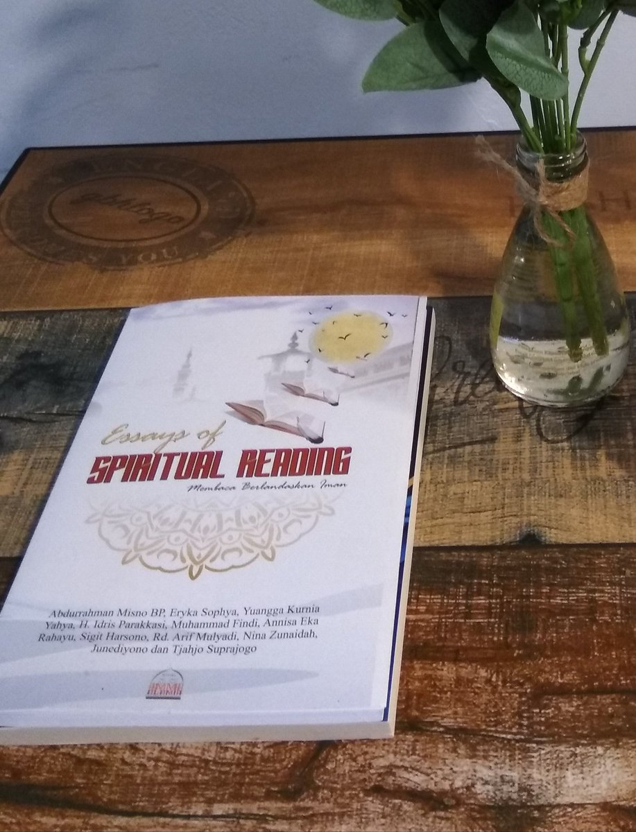 MuhammadFindi4's tweet photo. Alhamdulillah, telah terbit buku kami kumpulan esai "Spiritual Reading: Membaca Berlandaskan Iman". Mugi bermanfaat bagi pembacanya.

"Bacalah dengan menyebut nama Tuhanmu". (QS. Al Alaq 96:1)

Dengan membaca kita semakin yakin akan Keesaan Allah.

#ayomembaca
#tetapjagasemangat https://t.co/EsaZItKvZk