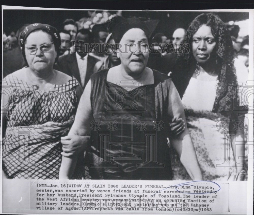 Tout commence la veille au soir lorsque Dina, l’épouse de Sylvanus l’avertit qu’il y a une altercation en cours au portail sur lequel elle a vue entre les deux policiers chargés de la sécurité de la villa présidentielle qui fait face au bord de mer. Le président travaille encore.