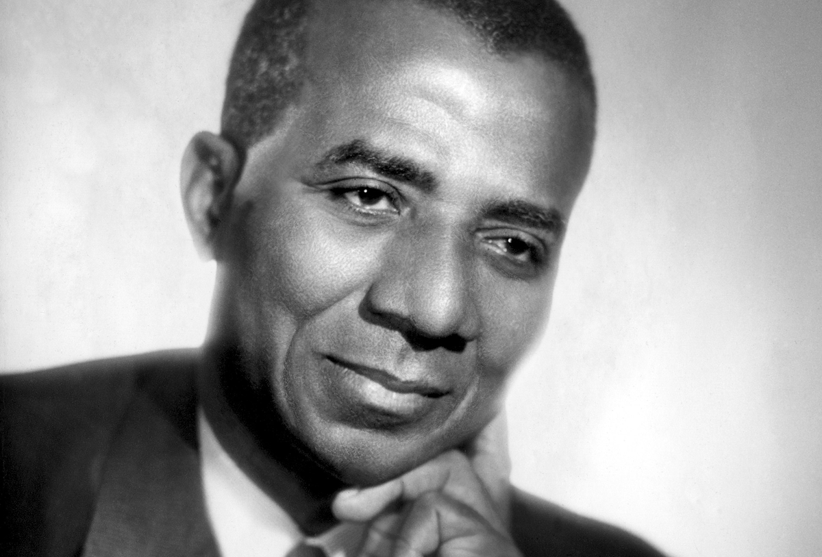 Sylvanus Olympio, premier président du Togo indépendant s’écroule dans la poussière. C’est le premier coup d’Etat dans une Afrique encore dans les langes de l’indépendance.