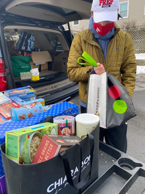 fairfieldprep's tweet photo. Our students continue to make an impact! Over the holidays, Chase Lombra '22 ran a 2-week food drive for @NewCovenantCtr in Stamford. He collected food donations at his home plus raised nearly $1,200 in online donations. #menforothers #PREPforLeadership @CCFairfieldDOB https://t.co/Ida6K7Kxti