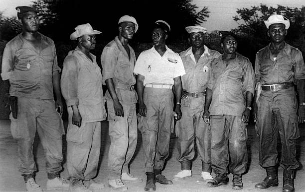 Les militaires confus et énervés tirent dans les placards. Le président n’y est pas. Ils ressortent de la résidence. (sur cette photo le commando, au centre Klebert Dadjo, avec à sa droite Eyadema)