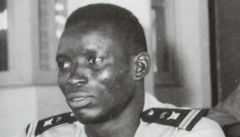 C’est à ce moment que l’articulation du complot se fait jour. Un des hommes téléphone à Henri Mazoyer, l’ambassadeur de France pour l’informer qu’Olympio est introuvable. Cet homme c’est Etienne Eyadema. L’opération tourne au fiasco.