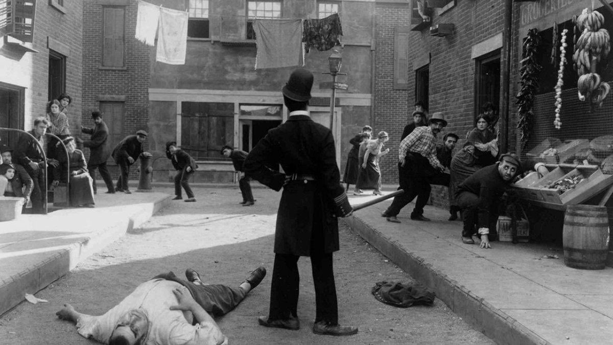 Charlot policeman, Charlie Chaplin (1917)