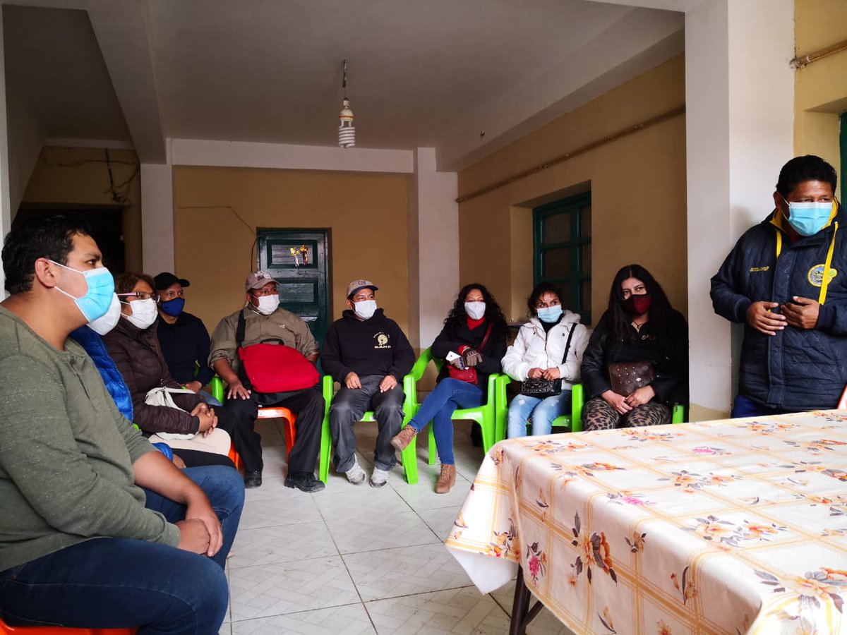 Marcelo13201735's tweet photo. Una reunión muy productiva con gente de #ComunidadCiudadana quienes comprendieron que el proyecto para salvar a #Oruro, es a través de nosotros #SolOruro. #Gracias por dejar de pensar como la #ViejaPolítica, que ha dañado tanto a nuestra querida ciudad y departamento https://t.co/paOyqPQe3A