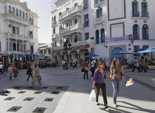 Pedestrians:Tunis is more pedestrian friendly than Jeddah.Walking in Jeddah is not really a “thing”. Besides the extreme heat, sidewalks tend to be small, roads are bigger and there isn’t much to see in the city itself (less historical or artistic areas than Tunis).