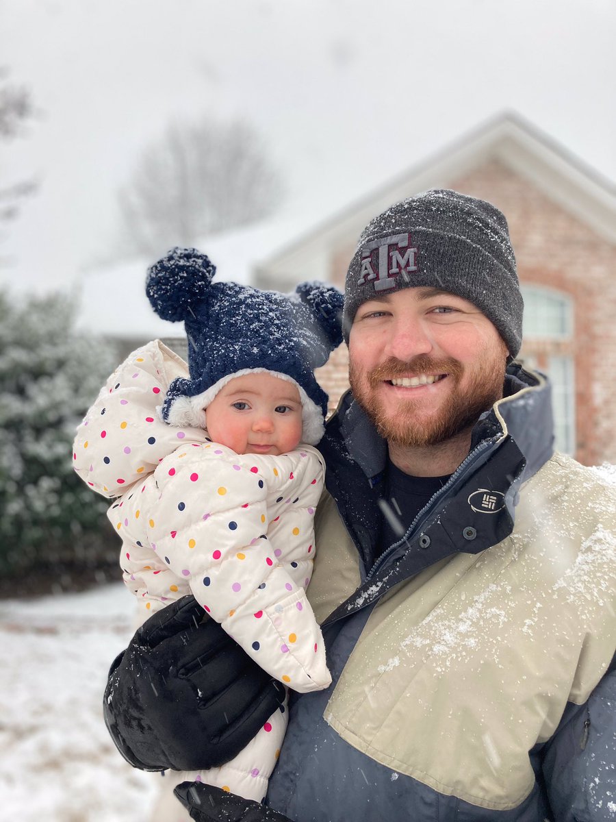 rileywcooper's tweet photo. Avery’s first snow day! https://t.co/fqW9DO5Lc9