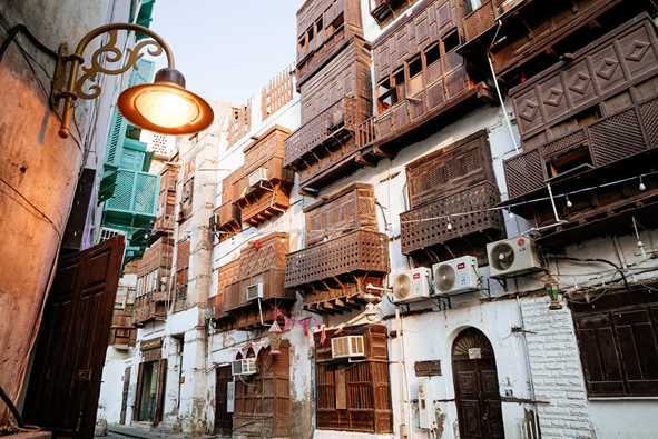 But Jeddah still has nice places:The Corniche & balad (old town) have recently been renovated and they looks amazing!Both Jeddah's old town and Tunis' old town have Mashrabiya windows (possibly from the Abbasid era) but they are usually blue in Tunis and Brown in KSA!