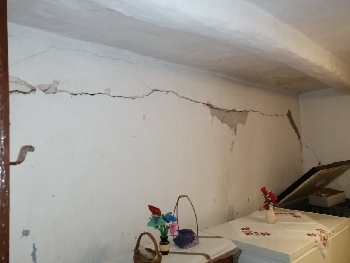 _titi_04's tweet photo. Od prošlog tjedna pokušavam nabaviti kućicu ili kontejner za jednu baku, našu susjedu, prioritet su obitelji i to mi je jasno, ali žena živi ovdje otkad smo mi došli i brine se o svom vrtu i tu je sve njeno. Postoji li način da joj pomognemo? #Petrinja @SOLIDARNAhr @SeverMaja https://t.co/sYGmGAjDbQ