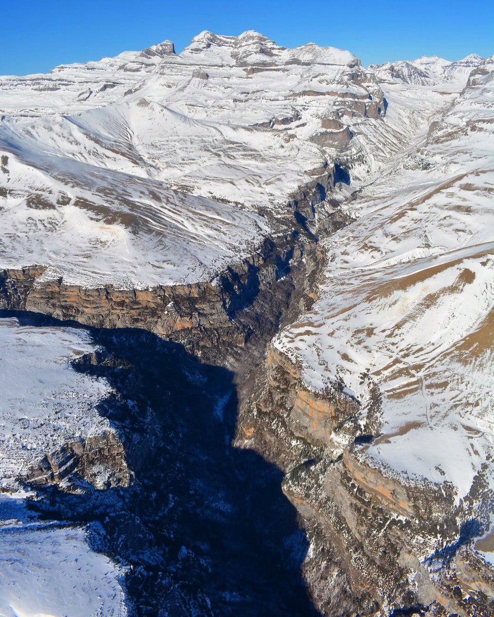 MeteoPiri's tweet photo. ‼️‼️‼️‼️Avui 13-1-2021, hem fet el gran vol en helicòpter amb @HeliPyr pel Pirineu! La Seu d'Urgell - Panticosa! 😍 
Un viatge espectacular, que us mostrem amb toponomia dels indrets que hem sobrevolat‼️‼️‼️TENS EL VIDEO AL NOSTRE YOUTUBE! https://t.co/mPWkUd5IEI https://t.co/Vh1kQmJJSq