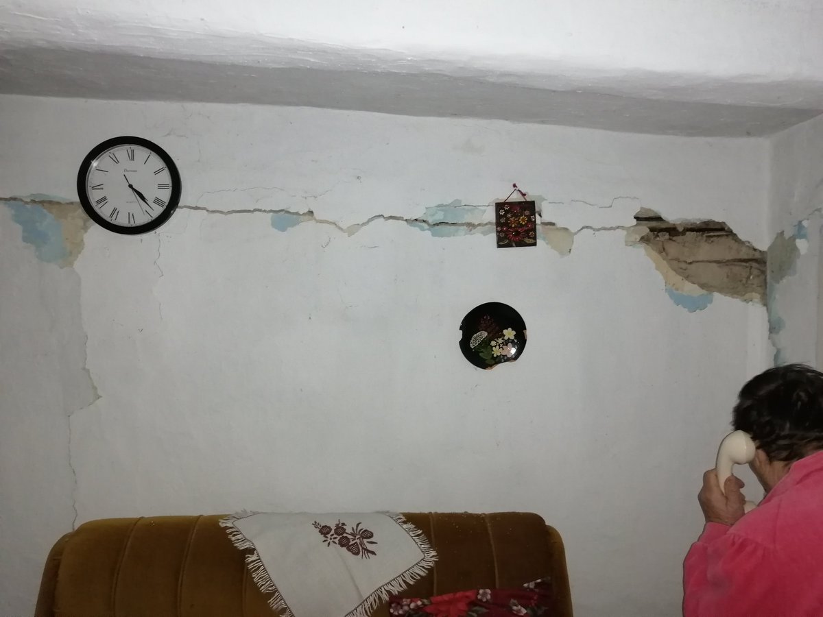 _titi_04's tweet photo. Od prošlog tjedna pokušavam nabaviti kućicu ili kontejner za jednu baku, našu susjedu, prioritet su obitelji i to mi je jasno, ali žena živi ovdje otkad smo mi došli i brine se o svom vrtu i tu je sve njeno. Postoji li način da joj pomognemo? #Petrinja @SOLIDARNAhr @SeverMaja https://t.co/sYGmGAjDbQ