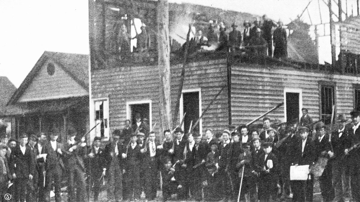 4/ The first major insurrection occurred in Biden's home state and is called the Wilmington Insurrection of 1898. 2,000 armed Democrats took to the streets, burned a black-owned newspaper, shot dozens of blacks, and forced thousands of blacks out of the city.