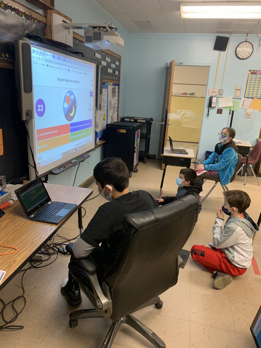 CilloTweets's tweet photo. Review day for our test on the Sun’s Energy! 6th graders always look forward to Kahoot! #workingtogether https://t.co/HOfqMkIP2b