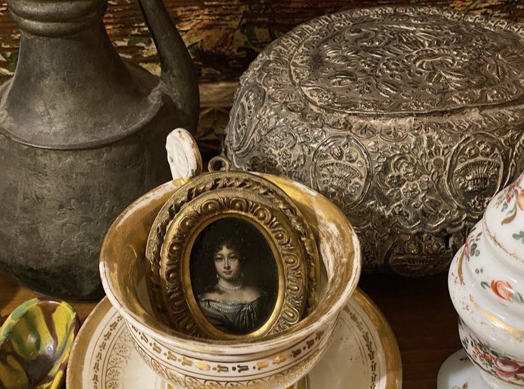 AthensAntiques's tweet photo. A lady in a cup #miniaturepainting https://t.co/ELsJ7rMIAO https://t.co/5bvM5IoIv3